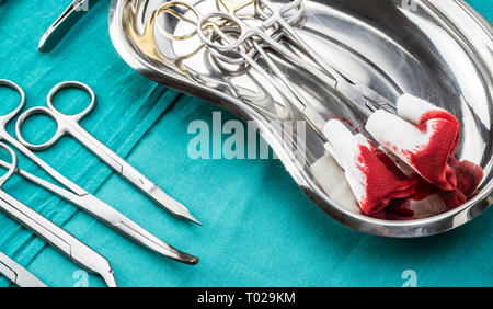 Chirurgische Schere mit torundas getränkt mit Blut auf einem Tablett Metall in einem Operationssaal, Zusammensetzung horizontale, konzeptionelle Bild Stockfoto