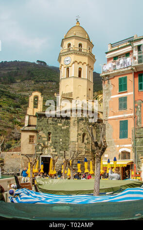 Blick auf die malerische Stadt von Vernazza, einer der fünf Länder, die Cinque Terre in Ligurien, Italien Stockfoto