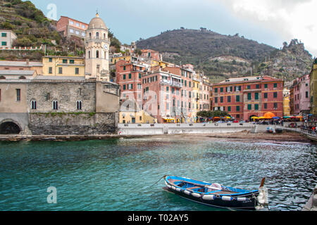 Blick auf die malerische Stadt von Vernazza, einer der fünf Länder, die Cinque Terre in Ligurien, Italien Stockfoto