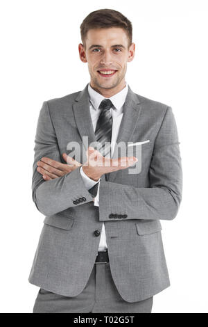 Junge Geschäftsmann mit der Hand etwas isoliert auf weißem Hintergrund zu halten Stockfoto
