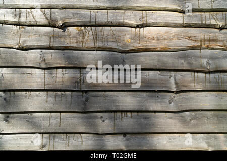 Zaun von horizontalen raw alten grauen alten Boards. Holz Textur Hintergrund. Stockfoto