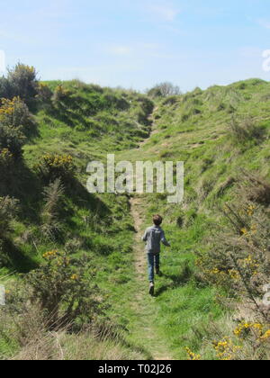 Junge zu Kratern WW2 Frankreich Normandie Stockfoto