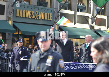 New York City, New York, USA. 16 Mär, 2019. NYC Bürgermeister Bill De Blasio gesehen Holding eine irische Flagge während des jährlichen St Patrick's Day Parade auf der 5th Avenue in New York City. Credit: Ryan Rahman/SOPA Images/ZUMA Draht/Alamy leben Nachrichten Stockfoto