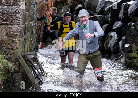 INNERLEITHEN, Traquair House & Immobilien, UK. 16.Mär.2019. 13 mächtigen Deerstalker Adventure Race Bildunterschrift: ein Runner nimmt Teil an dann 'Double Stalker", ein neues Gebäude mit Charakter zwei runde Option (doppelter Abstand, Hindernisse und Doppel 1824 ft Aufstieg!). Die 13 mächtigen Deerstalker, Rat Race, Abenteuersport. Die Ausgefallensten, nachts, Trail Running Event im BRITISCHEN Kalender 3000 hardy Trailrunner wird in Richtung Traquair House, Innerleithen, in den schottischen Borders, für die Mächtigen Deerstalker, der größten und härtesten 'des o in themed Tweed' Night Run im U inszeniert werden. Stockfoto