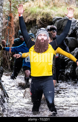 INNERLEITHEN, Traquair House & Immobilien, UK. 16.Mär.2019. 13 mächtigen Deerstalker Adventure Race Bildunterschrift: ein Runner nimmt Teil an dann 'Double Stalker", ein neues Gebäude mit Charakter zwei runde Option (doppelter Abstand, Hindernisse und Doppel 1824 ft Aufstieg!). Die 13 mächtigen Deerstalker, Rat Race, Abenteuersport. Die Ausgefallensten, nachts, Trail Running Event im BRITISCHEN Kalender 3000 hardy Trailrunner wird in Richtung Traquair House, Innerleithen, in den schottischen Borders, für die Mächtigen Deerstalker, der größten und härtesten 'des o in themed Tweed' Night Run im U inszeniert werden. Stockfoto