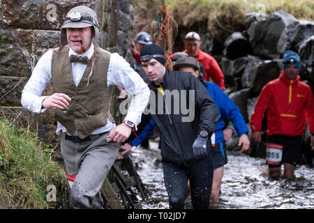 INNERLEITHEN, Traquair House & Immobilien, UK. 16.Mär.2019. 13 mächtigen Deerstalker Adventure Race Bildunterschrift: Läufer nehmen Teil in dann 'Double Stalker", ein neues Gebäude mit Charakter zwei runde Option (doppelter Abstand, Hindernisse und Doppel 1824 ft Aufstieg!). Die 13 mächtigen Deerstalker, Rat Race, Abenteuersport. Die Ausgefallensten, nachts, Trail Running Event im BRITISCHEN Kalender 3000 hardy Trailrunner wird in Richtung Traquair House, Innerleithen, in den schottischen Borders, für die Mächtigen Deerstalker, der größten und härtesten 'des o in themed Tweed "Nacht ausführen, um in Großbritannien inszeniert werden. Stockfoto