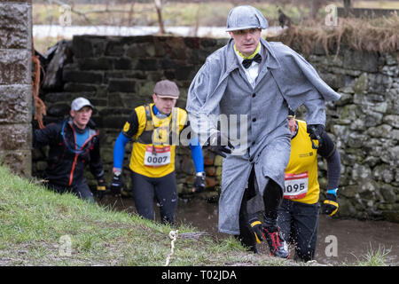 INNERLEITHEN, Traquair House & Immobilien, UK. 16.Mär.2019. 13 mächtigen Deerstalker Adventure Race Bildunterschrift: Läufer nehmen Teil in dann 'Double Stalker", ein neues Gebäude mit Charakter zwei runde Option (doppelter Abstand, Hindernisse und Doppel 1824 ft Aufstieg!). Die 13 mächtigen Deerstalker, Rat Race, Abenteuersport. Die Ausgefallensten, nachts, Trail Running Event im BRITISCHEN Kalender 3000 hardy Trailrunner wird in Richtung Traquair House, Innerleithen, in den schottischen Borders, für die Mächtigen Deerstalker, der größten und härtesten 'des o in themed Tweed "Nacht ausführen, um in Großbritannien inszeniert werden. Stockfoto