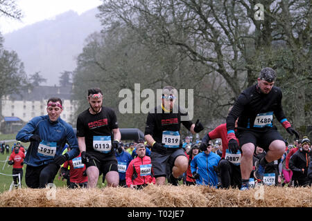 INNERLEITHEN, Traquair House & Immobilien, UK. 16.Mär.2019. 13 mächtigen Deerstalker Adventure Race Bildunterschrift: Läufer die ersten Hürden im Bereich start vor Traquair House. Die 13 mächtigen Deerstalker, Rat Race, Abenteuersport. Die Ausgefallensten, nachts, Trail Running Event im BRITISCHEN Kalender 3000 hardy Trailrunner wird in Richtung Traquair House, Innerleithen, in den schottischen Borders, für die Mächtigen Deerstalker, der größten und härtesten 'des o in themed Tweed "Nacht ausführen, um in Großbritannien inszeniert werden. (Foto: Rob Grau) Stockfoto
