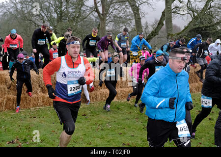 INNERLEITHEN, Traquair House & Immobilien, UK. 16.Mär.2019. 13 mächtigen Deerstalker Adventure Race Bildunterschrift: Läufer die ersten Hürden im Bereich start vor Traquair House. Die 13 mächtigen Deerstalker, Rat Race, Abenteuersport. Die Ausgefallensten, nachts, Trail Running Event im BRITISCHEN Kalender 3000 hardy Trailrunner wird in Richtung Traquair House, Innerleithen, in den schottischen Borders, für die Mächtigen Deerstalker, der größten und härtesten 'des o in themed Tweed "Nacht ausführen, um in Großbritannien inszeniert werden. (Foto: Rob Grau) Stockfoto