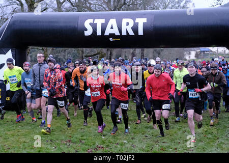 INNERLEITHEN, Traquair House & Immobilien, UK. 16.Mär.2019. 13 mächtigen Deerstalker Adventure Race Bildunterschrift: Läufer verlassen den Bereich Start vor Traquair House. Die 13 mächtigen Deerstalker, Rat Race, Abenteuersport. Die Ausgefallensten, nachts, Trail Running Event im BRITISCHEN Kalender 3000 hardy Trailrunner wird in Richtung Traquair House, Innerleithen, in den schottischen Borders, für die Mächtigen Deerstalker, der größten und härtesten 'des o in themed Tweed "Nacht ausführen, um in Großbritannien inszeniert werden. (Foto: Rob Grau) Stockfoto