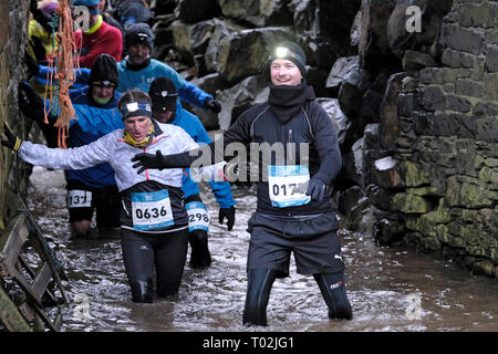 INNERLEITHEN, Traquair House & Immobilien, UK. 16.Mär.2019. 13 mächtigen Deerstalker Adventure Race Bildunterschrift: Läufer treffen das eisige Wasser innerhalb der ersten paar Km. Die 13 mächtigen Deerstalker, Rat Race, Abenteuersport. Die Ausgefallensten, nachts, Trail Running Event im BRITISCHEN Kalender 3000 hardy Trailrunner wird in Richtung Traquair House, Innerleithen, in den schottischen Borders, für die Mächtigen Deerstalker, der größten und härtesten 'des o in themed Tweed "Nacht ausführen, um in Großbritannien inszeniert werden. (Foto: Rob Grau) Stockfoto