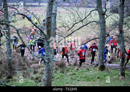 INNERLEITHEN, Traquair House & Immobilien, UK. 16.Mär.2019. 13 mächtigen Deerstalker Adventure Race Bildunterschrift: Läufer nehmen Teil an der Herausforderung des Mächtigen Deerstalker, Schlamm, nur eines der Hindernisse, die die 13 mächtigen Deerstalker, Rat Race, Abenteuersport. Die Ausgefallensten, nachts, Trail Running Event im BRITISCHEN Kalender 3000 hardy Trailrunner wird in Richtung Traquair House, Innerleithen, in den schottischen Borders, für die Mächtigen Deerstalker, der größten und härtesten 'des o in themed Tweed "Nacht ausführen, um in Großbritannien inszeniert werden. (Foto: Rob Grau) Stockfoto