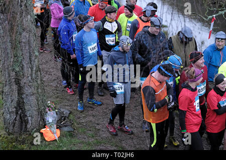 INNERLEITHEN, Traquair House & Immobilien, UK. 16.Mär.2019. 13 mächtigen Deerstalker Adventure Race Bildunterschrift: Läufer nehmen Teil an der Herausforderung des Mächtigen Deerstalker, Schlamm, nur eines der Hindernisse, die die 13 mächtigen Deerstalker, Rat Race, Abenteuersport. Die Ausgefallensten, nachts, Trail Running Event im BRITISCHEN Kalender 3000 hardy Trailrunner wird in Richtung Traquair House, Innerleithen, in den schottischen Borders, für die Mächtigen Deerstalker, der größten und härtesten 'des o in themed Tweed "Nacht ausführen, um in Großbritannien inszeniert werden. (Foto: Rob Grau) Stockfoto