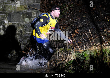 INNERLEITHEN, Traquair House & Immobilien, UK. 16.Mär.2019. 13 mächtigen Deerstalker Adventure Race Bildunterschrift: Läufer nehmen Teil an der Herausforderung des Mächtigen Deerstalker, Wasser gefahren, nur eines der Hindernisse, die die 13 mächtigen Deerstalker, Rat Race, Abenteuersport. Die Ausgefallensten, nachts, Trail Running Event im BRITISCHEN Kalender 3000 hardy Trailrunner wird in Richtung Traquair House, Innerleithen, in den schottischen Borders, für die Mächtigen Deerstalker, der größten und härtesten 'des o in themed Tweed "Nacht ausführen, um in Großbritannien inszeniert werden. (Foto: Rob Grau) Stockfoto
