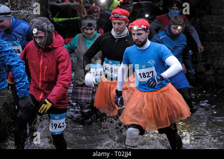INNERLEITHEN, Traquair House & Immobilien, UK. 16.Mär.2019. 13 mächtigen Deerstalker Adventure Race Bildunterschrift: Läufer nehmen Teil an der Herausforderung des Mächtigen Deerstalker, Wasser gefahren, nur eines der Hindernisse, die die 13 mächtigen Deerstalker, Rat Race, Abenteuersport. Die Ausgefallensten, nachts, Trail Running Event im BRITISCHEN Kalender 3000 hardy Trailrunner wird in Richtung Traquair House, Innerleithen, in den schottischen Borders, für die Mächtigen Deerstalker, der größten und härtesten 'des o in themed Tweed "Nacht ausführen, um in Großbritannien inszeniert werden. (Foto: Rob Grau) Stockfoto