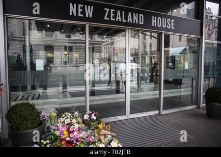 London, Großbritannien. 16. März, 2019. Floral Tribute außerhalb der New Zealand High Commission, wie Tausende von Menschen durch die Innenstadt von London im März gegen Rassismus Demonstration auf UN-Anti-rassismus Tag vor dem Hintergrund der weit mehr rechten Aktivismus rund um die Welt und ein Terroranschlag gestern auf zwei Moscheen in Neuseeland durch eine rechtsextreme, die Linke 49 Menschen getötet und weitere 48 verletzt worden. Credit: Mark Kerrison/Alamy leben Nachrichten Stockfoto