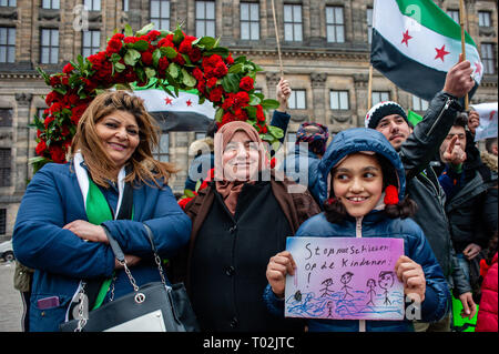 Amsterdam, Nordholland, Niederlande. 16 Mär, 2019. Eine syrische Mädchen gesehen, die eine Plakette während des Protestes. Der syrischen Gemeinde in den Niederlanden, der Dam Platz im Zentrum von Amsterdam nahm für Freiheit und Menschenwürde zu verlangen nach 40 Jahren repressive Diktatur. Vor acht Jahren, fing eine Revolution in Syrien. Die Proteste ein Bürgerkrieg, der Millionen Vertriebenen hat, was zu einer der größten humanitären Flüchtlingskrise in der modernen Geschichte. Credit: Ana Fernandez/SOPA Images/ZUMA Draht/Alamy leben Nachrichten Stockfoto