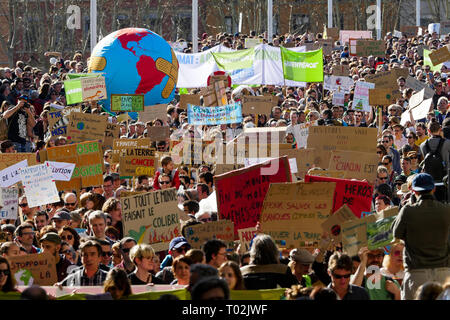 Lyon, Frankreich. 16. März 2019. Die Demonstranten sind in Mittel-ost-Lyon (Frankreich) am 16. März 2019, mit dem die Zeichen, wie sie in der 'March des Jahrhunderts", Antworten auf den Klimawandel zu verlangen. Foto: Serge Mouraret/Alamy Stock Photo Credit: Serge Mouraret/Alamy leben Nachrichten Stockfoto