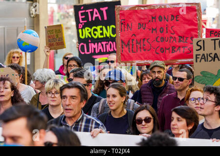 Lyon, Frankreich. 16. März 2019. Die Demonstranten sind in Mittel-ost-Lyon (Frankreich) am 16. März 2019, mit dem die Zeichen, wie sie in der 'March des Jahrhunderts", Antworten auf den Klimawandel zu verlangen. Foto: Serge Mouraret/Alamy Stock Photo Credit: Serge Mouraret/Alamy leben Nachrichten Stockfoto