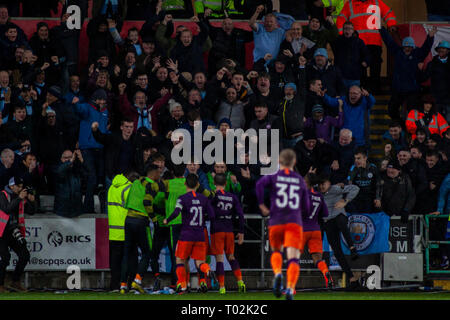 Swansea, Großbritannien. 16. März 2019. Manchester City Spieler feiern nach ihrem 3. und gewinnender Ziel vor ihren Weg Fans. Die Emirate FA-Cup, Viertelfinale dieses Bild dürfen nur für redaktionelle Zwecke verwendet werden. Nur die redaktionelle Nutzung, eine Lizenz für die gewerbliche Nutzung erforderlich. Keine Verwendung in Wetten, Spiele oder einer einzelnen Verein/Liga/player Publikationen. pic von Andrew Orchard sport Fotografie/Alamy leben Nachrichten Stockfoto