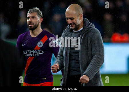 Swansea, Großbritannien. 16. März 2019. Manchester City Manager Pep Guardiola feiert in Vollzeit mit Sergio Agüero von Manchester City (l). Die Emirate FA-Cup, Viertelfinale dieses Bild dürfen nur für redaktionelle Zwecke verwendet werden. Nur die redaktionelle Nutzung, eine Lizenz für die gewerbliche Nutzung erforderlich. Keine Verwendung in Wetten, Spiele oder einer einzelnen Verein/Liga/player Publikationen. pic von Andrew Orchard sport Fotografie/Alamy leben Nachrichten Stockfoto