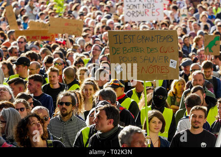 Lyon, Frankreich. 16. März 2019. Die Demonstranten sind in Mittel-ost-Lyon (Frankreich) am 16. März 2019, mit dem die Zeichen, wie sie in der 'March des Jahrhunderts", Antworten auf den Klimawandel zu verlangen. Foto: Serge Mouraret/Alamy Stock Photo Credit: Serge Mouraret/Alamy leben Nachrichten Stockfoto