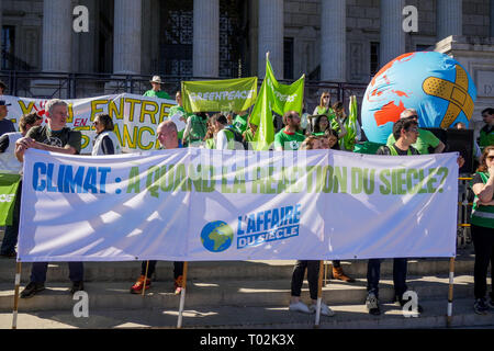 Lyon, Frankreich. 16. März 2019. Die Demonstranten sind in Mittel-ost-Lyon (Frankreich) am 16. März 2019, mit dem die Zeichen, wie sie in der 'March des Jahrhunderts", Antworten auf den Klimawandel zu verlangen. Foto: Serge Mouraret/Alamy Stock Photo Credit: Serge Mouraret/Alamy leben Nachrichten Stockfoto