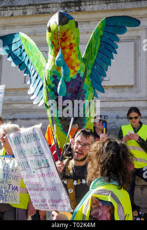 Lyon, Frankreich. 16. März 2019. Die Demonstranten sind in Mittel-ost-Lyon (Frankreich) am 16. März 2019, mit dem die Zeichen, wie sie in der 'March des Jahrhunderts", Antworten auf den Klimawandel zu verlangen. Foto: Serge Mouraret/Alamy Stock Photo Credit: Serge Mouraret/Alamy leben Nachrichten Stockfoto