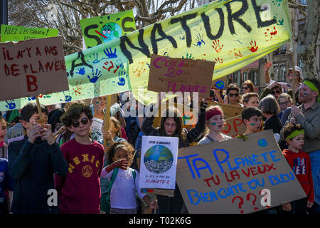 Lyon, Frankreich. 16. März 2019. Die Demonstranten sind in Mittel-ost-Lyon (Frankreich) am 16. März 2019, mit dem die Zeichen, wie sie in der 'March des Jahrhunderts", Antworten auf den Klimawandel zu verlangen. Foto: Serge Mouraret/Alamy Stock Photo Credit: Serge Mouraret/Alamy leben Nachrichten Stockfoto