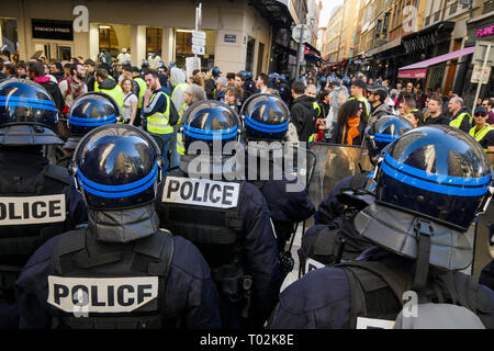 Die Demonstranten sind in Mittel-ost-Lyon (Frankreich) am 16. März 2019, mit dem die Zeichen, wie sie in der 'March des Jahrhunderts", Antworten auf den Klimawandel zu verlangen. Foto: Serge Mouraret/Alamy Stock Foto Stockfoto