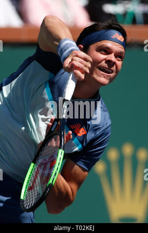 Kalifornien, USA. 16. März 2019. Milos Raonic (können) dient gegen Dominic Thiem (AUT) während singles Ihre Männer im Halbfinale an der 2019 BNP Paribas Open in Indian Wells Tennis Garden in Indian Wells, Kalifornien. Charles Baus/CSM Credit: Cal Sport Media/Alamy leben Nachrichten Stockfoto