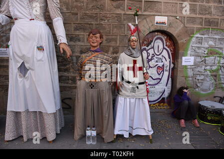 Barcelona, Barcelona, Spanien. 16 Mär, 2019. Gigantes (Gigants) während der Feier gesehen werden. Stadtteil Raval in Barcelona, Spanien, feiert die Santa Madrona Festival mit einer Parade von''˜ Gigantes" (Riesen) und '' "cabezudos" (grosse Köpfe), im Bezirk Straßen. Santa Madrona Festival wurde erstmals vor acht Jahren mit dem Ziel der Förderung der Verklebung mit der Figur des Santa Madrona mit dem Stadtteil Raval statt. Quelle: John milner/SOPA Images/ZUMA Draht/Alamy leben Nachrichten Stockfoto