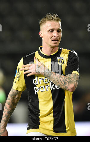 ALMELO, 16-03-2019, Almelo, Polman Stadion, Saison 2018 / 2019, Eredivisie, Heracles Almelo - Vitesse Vitesse, Spieler Alexander Buttner enttäuscht nach dem Spiel Herakles - Vitesse Stockfoto