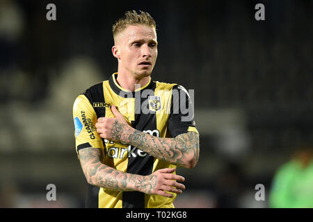 ALMELO, 16-03-2019, Almelo, Polman Stadion, Saison 2018 / 2019, Eredivisie, Heracles Almelo - Vitesse Vitesse, Spieler Alexander Buttner enttäuscht nach dem Spiel Herakles - Vitesse Stockfoto