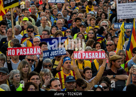 Madrid, Spanien. 16. März, 2019. Die Demonstranten während einer Demonstration unter dem Motto "elf-Bestimmung ist nicht ein Verbrechen". Die Demonstranten fordern die Freilassung inhaftierter Katalanischen politische Führer und ein Referendum über die Unabhängigkeit. Credit: Marcos del Mazo/Alamy leben Nachrichten Stockfoto