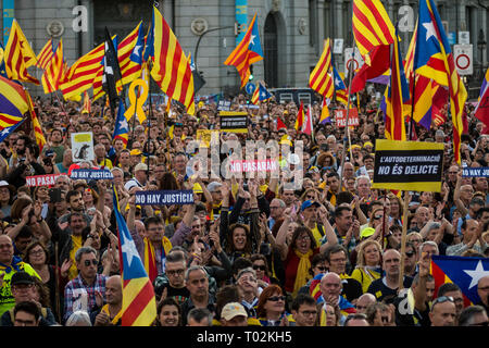 Madrid, Spanien. 16. März, 2019. Die Demonstranten den Verzicht auf die katalanischen Unabhängigkeit Flaggen während einer Demonstration unter dem Motto "elf-Bestimmung ist nicht ein Verbrechen". Die Demonstranten fordern die Freilassung inhaftierter Katalanischen politische Führer und ein Referendum über die Unabhängigkeit. Credit: Marcos del Mazo/Alamy leben Nachrichten Stockfoto