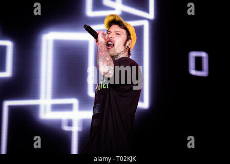 Torino, Italien. 16. März 2019. Die Italienischen rapper Fedez live auf der Bühne für seinen ersten "Paranoia Airlines' Tour Konzert in Turin, am Pala Alpitour Credit: Alessandro Bosio Credit: Alessandro Bosio/Alamy leben Nachrichten Stockfoto