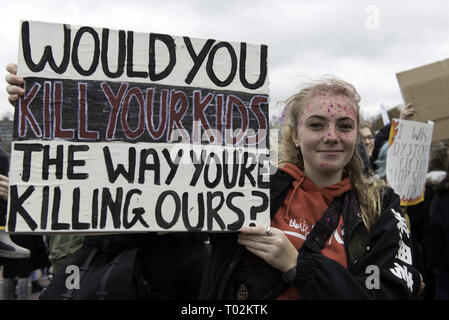 London, Greater London, UK. 15 Mär, 2019. Ein Student gesehen mit einem Plakat lesen 'würden sie töten ihre Kinder die Art und Weise, wie sie uns töten?'' Während des Protestes. Hunderte von jungen Menschen im Parlament Platz versammelt, das globale Klima Streik und fordern von der Regierung und der Politiker direkte Aktionen, die zur Bekämpfung des Klimawandels. Studenten in mehr als 100 Ländern waren in den Straßen in einem Klima globale Streik zu beteiligen. Quelle: Andres Pantoja/SOPA Images/ZUMA Draht/Alamy leben Nachrichten Stockfoto