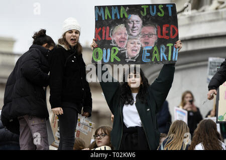 London, Greater London, UK. 15 Mär, 2019. Ein Student gesehen mit einem Plakat lesen 'Mama gerade unsere Erde 'getötet' Während des Protestes. Hunderte von jungen Menschen im Parlament Platz versammelt, das globale Klima Streik und fordern von der Regierung und der Politiker direkte Aktionen, die zur Bekämpfung des Klimawandels. Studenten in mehr als 100 Ländern waren in den Straßen in einem Klima globale Streik zu beteiligen. Quelle: Andres Pantoja/SOPA Images/ZUMA Draht/Alamy leben Nachrichten Stockfoto