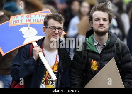 London, Greater London, UK. 15 Mär, 2019. Ein Student gesehen mit einem Plakat Lesen "Es wird hier heiß'' Während des Protestes. Hunderte von jungen Menschen im Parlament Platz versammelt, das globale Klima Streik und fordern von der Regierung und der Politiker direkte Aktionen, die zur Bekämpfung des Klimawandels. Studenten in mehr als 100 Ländern waren in den Straßen in einem Klima globale Streik zu beteiligen. Quelle: Andres Pantoja/SOPA Images/ZUMA Draht/Alamy leben Nachrichten Stockfoto