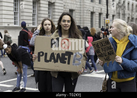 London, Greater London, UK. 15 Mär, 2019. Jugendliche sind mit Plakaten während des Protestes gesehen. Hunderte von jungen Menschen im Parlament Platz versammelt, das globale Klima Streik und fordern von der Regierung und der Politiker direkte Aktionen, die zur Bekämpfung des Klimawandels. Studenten in mehr als 100 Ländern waren in den Straßen in einem Klima globale Streik zu beteiligen. Quelle: Andres Pantoja/SOPA Images/ZUMA Draht/Alamy leben Nachrichten Stockfoto