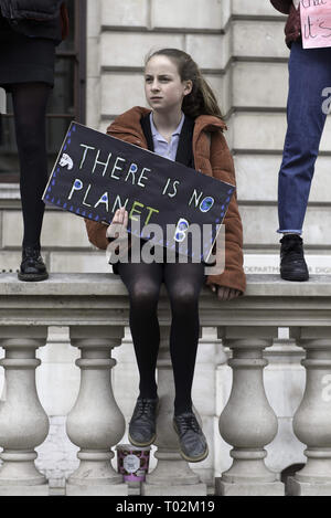 London, Greater London, UK. 15 Mär, 2019. Ein Student gesehen mit einem Plakat Lesen "Es gibt keinen Planet b'' Während des Protestes. Hunderte von jungen Menschen im Parlament Platz versammelt, das globale Klima Streik und fordern von der Regierung und der Politiker direkte Aktionen, die zur Bekämpfung des Klimawandels. Studenten in mehr als 100 Ländern waren in den Straßen in einem Klima globale Streik zu beteiligen. Quelle: Andres Pantoja/SOPA Images/ZUMA Draht/Alamy leben Nachrichten Stockfoto