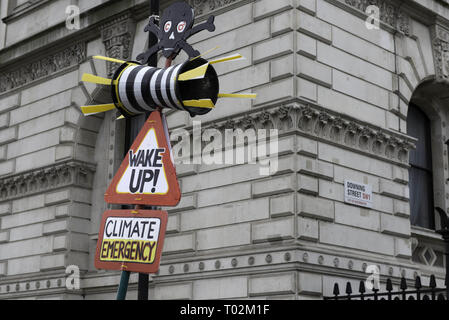 London, Greater London, UK. 15 Mär, 2019. Schild "Wake up Klima not'' außerhalb der Downing Street während des Protestes gesehen. Hunderte von jungen Menschen im Parlament Platz versammelt, das globale Klima Streik und fordern von der Regierung und der Politiker direkte Aktionen, die zur Bekämpfung des Klimawandels. Studenten in mehr als 100 Ländern waren in den Straßen in einem Klima globale Streik zu beteiligen. Quelle: Andres Pantoja/SOPA Images/ZUMA Draht/Alamy leben Nachrichten Stockfoto