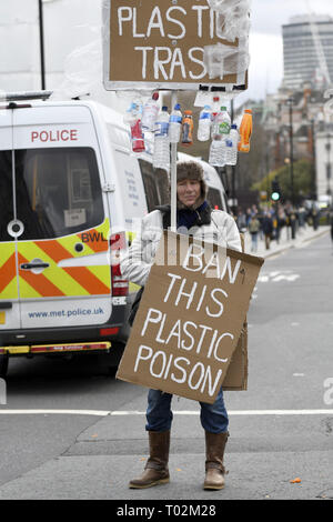 London, Greater London, UK. 15 Mär, 2019. Demonstrant Plakate lesen'' Kunststoff Papierkorb'''' Verbot dieser Kunststoff Gift'' Während des Protestes gesehen. Hunderte von jungen Menschen im Parlament Platz versammelt, das globale Klima Streik und fordern von der Regierung und der Politiker direkte Aktionen, die zur Bekämpfung des Klimawandels. Studenten in mehr als 100 Ländern waren in den Straßen in einem Klima globale Streik zu beteiligen. Quelle: Andres Pantoja/SOPA Images/ZUMA Draht/Alamy leben Nachrichten Stockfoto