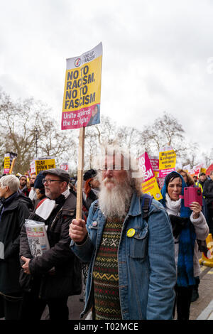 London, Großbritannien. 16 Feb, 2019. Menschen kommen zusammen gegen weit zu protestieren - rechten Gruppen in Großbritannien und Europa. Credit: AndKa/Alamy leben Nachrichten Stockfoto