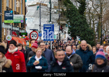 London, Großbritannien. 16. März 2019. Fans und Unterstützer sammeln vor dem Rugby Six Nations Match zwischen England und Schottland bei Twickenham Stadium am Samstag, 16. März 2019. Twickenham, Surrey, Großbritannien. Quelle: Fabio Burrelli/Alamy leben Nachrichten Stockfoto