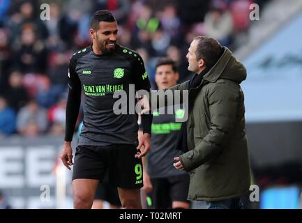 Augsburg, Deutschland. 16 Mär, 2019. firo: 16.03.2019, Fußball, 1.Bundesliga, Saison 2018/2019, FC Augsburg - Hannover 96 3:1, Jonathas, Hannover 96, Hannover 96, Trainer Manuel Baum, FC Augsburg, Augsburg, FCA, die Hälfte Abbildung, Geste, lacht, lacht, | Verwendung der weltweiten Kredit: dpa/Alamy leben Nachrichten Stockfoto