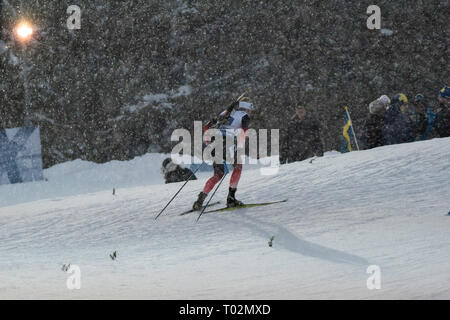 Ski Stadium, Östersund, Schweden, 17. März 2019 Es war für Männer und Frauen Relais Tag bei den IBU Biathlon Weltmeisterschaften und 20.000 Fans füllten das Stadion in Östersund. Im Bild: Johannes Thinges Boe wartet, führt im Schneesturm während der letzten Etappe. Bild: Rob Watkins/Alamy Nachrichten Stockfoto