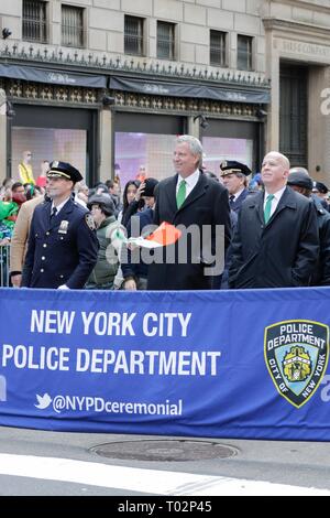 New York, USA. 16. März 2019. York City Bürgermeister Bill De Blasio, New York City Polizei Kommissar James S. O'Neill zusammen mit Hunderttausenden von Menschen beobachtet und auf der 2019 Saint Patrick s Day Parade teilgenommen an der Fifth Avenue in New York City. Foto: Luiz Rampelotto/EuropaNewswire | Verwendung der weltweiten Kredit: dpa Picture alliance/Alamy leben Nachrichten Stockfoto