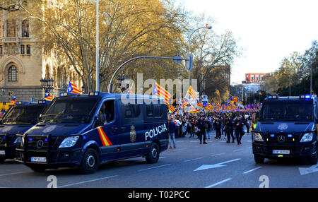 Madrid, Spanien. 16. März 2019. Tausende von Katalanen Protest in den Straßen von Madrid die Unabhängigkeit fordern am 16. März 2019 in Madrid, Spanien. Die spanische Regierung hält Versuch für mehrere Politiker in Katalonien für politische Aktivitäten für die Unabhängigkeit. Demonstranten fordern die Freilassung inhaftierter Katalanischen politischen Führer sowie ein neues Referendum über die Unabhängigkeit. Credit: Jorge Rey/MediaPunch Credit: MediaPunch Inc/Alamy leben Nachrichten Stockfoto